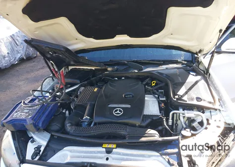 2016 Mercedes-Benz C 300 4Matic z USA, uszkodzony, nr VIN 55SWF4KB1GU115389